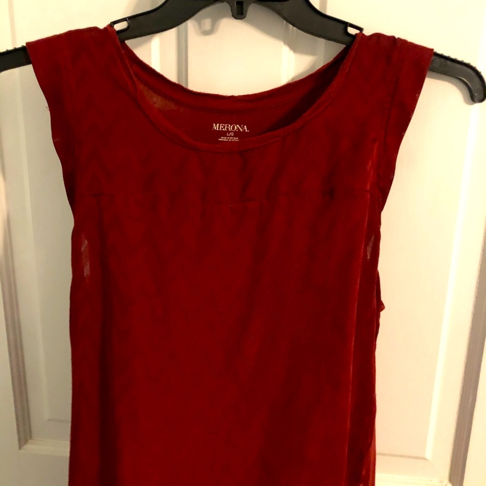 Sleeveless maroon cami